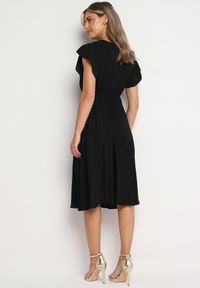 Born2be - Czarna Plisowana Sukienka z Kopertowym Dekoltem i Gumką w Talii Waretta. Typ kołnierza: dekolt kopertowy. Kolor: czarny. Typ sukienki: kopertowe. Styl: elegancki #3