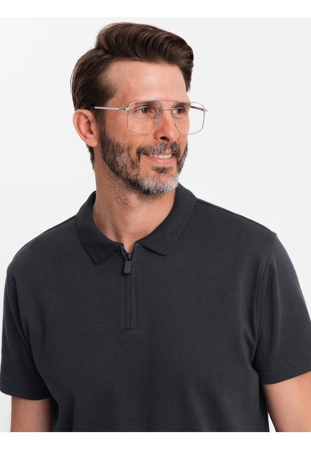 Ombre Clothing - Męska koszulka z zapinanym na zamek kołnierzykiem polo – czarna V8 - Rozmiar: S. Typ kołnierza: polo. Kolor: czarny. Materiał: dzianina, bawełna. Wzór: gładki, aplikacja. Styl: elegancki, sportowy