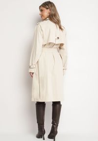 Born2be - Jasnobeżowy Płaszcz Dwurzędowy Trencz Ozdobiony Paskiem i Pagonami Malwissa. Okazja: na co dzień. Kolor: beżowy. Materiał: jeans. Wzór: aplikacja. Sezon: wiosna, jesień. Styl: casual, elegancki #7