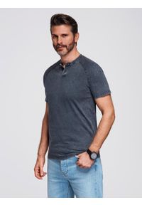 Ombre Clothing - Męski t-shirt z efektem sprania i guzikami przy dekolcie – granatowy V2 - Rozmiar: M. Okazja: na co dzień. Kolor: niebieski. Materiał: dzianina, bawełna. Długość rękawa: raglanowy rękaw. Długość: krótkie. Sezon: lato. Styl: casual, vintage, elegancki, klasyczny