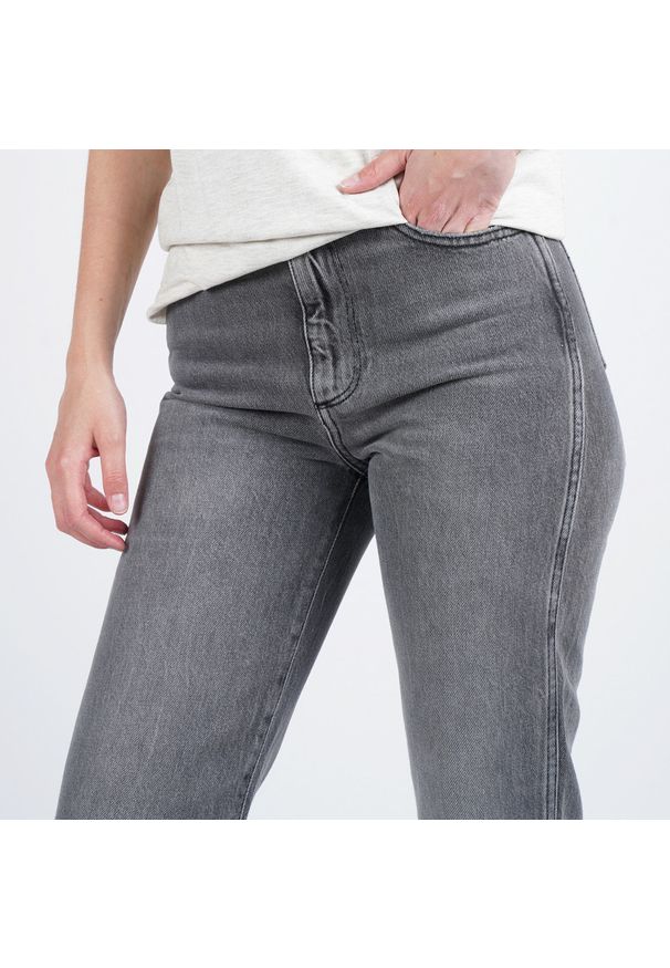 Wrangler - SPODNIE DAMSKIE WRANGLER RETRO OCEAN ROCK W22ARJ69S 112127793. Styl: rockowy, retro