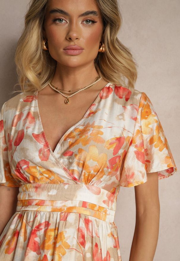 Renee - Pomarańczowa Rozkloszowana Sukienka z Wiskozą w Kwiaty z Kopertowym Dekoltem Zeledia. Okazja: na co dzień, na imprezę. Typ kołnierza: dekolt kopertowy. Kolor: pomarańczowy. Wzór: kwiaty. Typ sukienki: kopertowe. Materiał: wiskoza. Długość rękawa: krótki rękaw. Sezon: lato. Styl: casual, elegancki