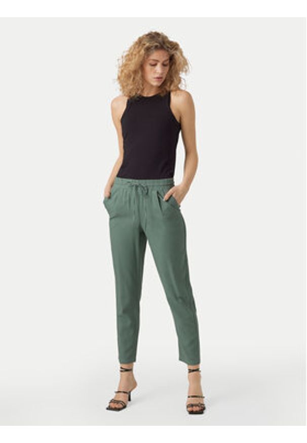 Vero Moda Spodnie materiałowe Jesmilo 10279691 Zielony Regular Fit. Kolor: zielony. Materiał: len, wiskoza