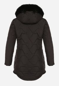 Born2be - Czarna Klasyczna Kurtka z Pikowanymi Przeszyciami i Kapturem z Futerkiem Raffisa. Okazja: na co dzień. Kolekcja: plus size. Kolor: czarny. Materiał: futro. Styl: klasyczny #4