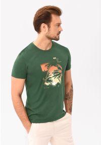 Volcano - Koszulka z letnim nadrukiem T-ROAM. Kolor: zielony. Materiał: bawełna, włókno, jeans. Długość rękawa: krótki rękaw. Długość: krótkie. Wzór: nadruk. Sezon: lato. Styl: klasyczny, wakacyjny #1