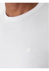 Calvin Klein Jeans T-Shirt LV040HM265 Biały Regular Fit. Kolor: biały. Materiał: bawełna #2