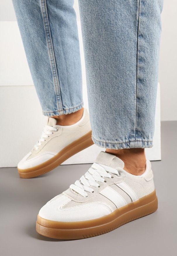 Born2be - Biało-Beżowe Sneakersy w Stylu Tenisówek z Paskami Falanisa. Okazja: na co dzień. Zapięcie: pasek. Kolor: biały. Materiał: jeans