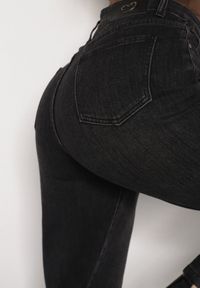 Born2be - Czarne Jeansy Mom Fit z Wysokim Stanem z Domieszką Wiskozy Aclonna. Okazja: na co dzień. Stan: podwyższony. Kolor: czarny. Styl: casual, elegancki