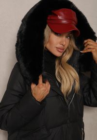 Renee - Czarna Pudełkowa Kurtka Pikowana Ozdobiona Odpinanym Futerkiem i Suwakiem Hedizelle. Okazja: na co dzień, na spacer. Kolor: czarny. Materiał: futro. Wzór: aplikacja. Sezon: zima. Styl: casual, elegancki #5