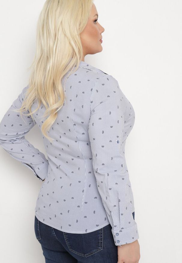 Born2be - Niebieska Koszula o Taliowanym Fasonie z Delikatnym Wzorem Starley. Okazja: na co dzień, na spotkanie biznesowe, do pracy. Kolor: niebieski. Materiał: jeans. Długość rękawa: długi rękaw. Długość: długie. Styl: elegancki, biznesowy, casual