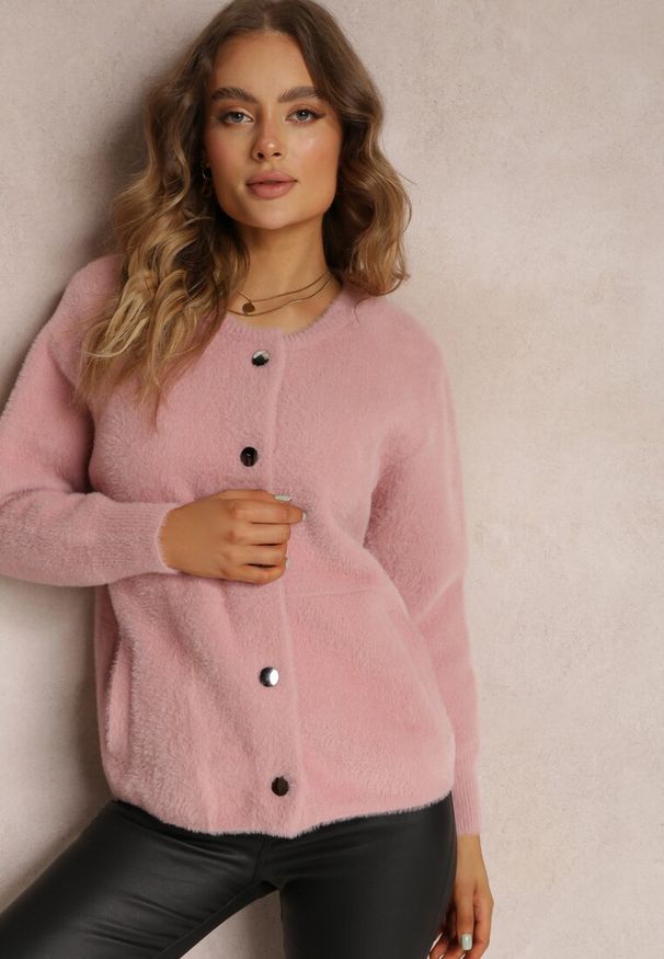 Renee - Różowy Kardigan Wełniany Zapinany Ierules. Kolor: różowy. Materiał: wełna. Długość rękawa: długi rękaw. Długość: długie. Styl: klasyczny