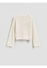 Reserved - Sweter z ozdobną aplikacją - kremowy. Kolor: kremowy. Materiał: bawełna. Wzór: aplikacja #1