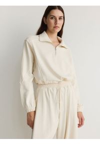 Reserved - Bluza z rozpinanym golfem - złamana biel. Typ kołnierza: golf. Materiał: dzianina, bawełna. Długość: krótkie