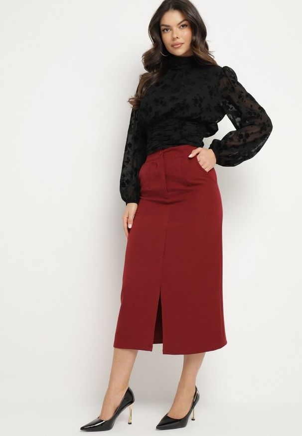 Born2be - Bordowa Ołówkowa Spódnica z Wiskozą i Wysokim Stanem Ozdobiona Rozcięciem Semariel. Okazja: na spotkanie biznesowe. Stan: podwyższony. Kolor: czerwony. Materiał: wiskoza. Wzór: aplikacja. Styl: elegancki, biznesowy, wizytowy