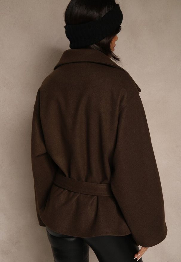 Renee - Brązowy Pudełkowy Krótki Płaszcz z Wiskozą z Wiązanym Paskiem i Kołnierzykiem Tusainea. Kolor: brązowy. Materiał: wiskoza. Długość: krótkie