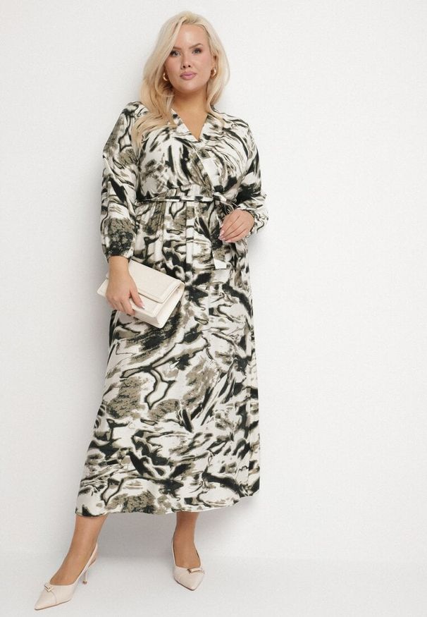 Born2be - Zielona Rozkloszowana Sukienka Kopertowa z Wiskozą w Abstrakcyjny Wzór Dleffia. Okazja: na co dzień. Typ kołnierza: dekolt w serek. Kolekcja: plus size. Kolor: zielony. Materiał: wiskoza. Typ sukienki: kopertowe. Styl: casual, elegancki