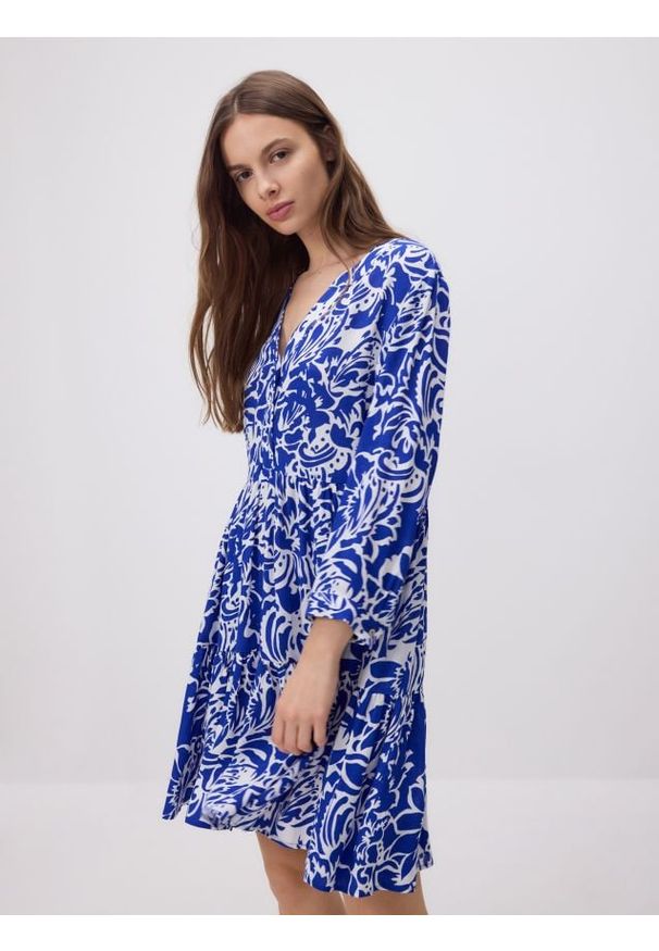 Reserved - Wzorzysta sukienka mini - niebieski. Kolor: niebieski. Materiał: wiskoza, tkanina. Długość: mini
