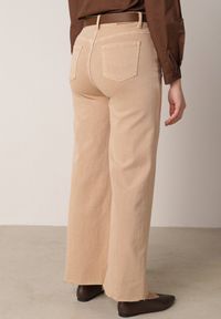 Born2be - Beżowe Szerokie Jeansy z Wysokim Stanem i Postrzępionymi Nogawkami Fyrelreia. Okazja: na co dzień. Stan: podwyższony. Kolor: beżowy. Styl: casual, klasyczny #3