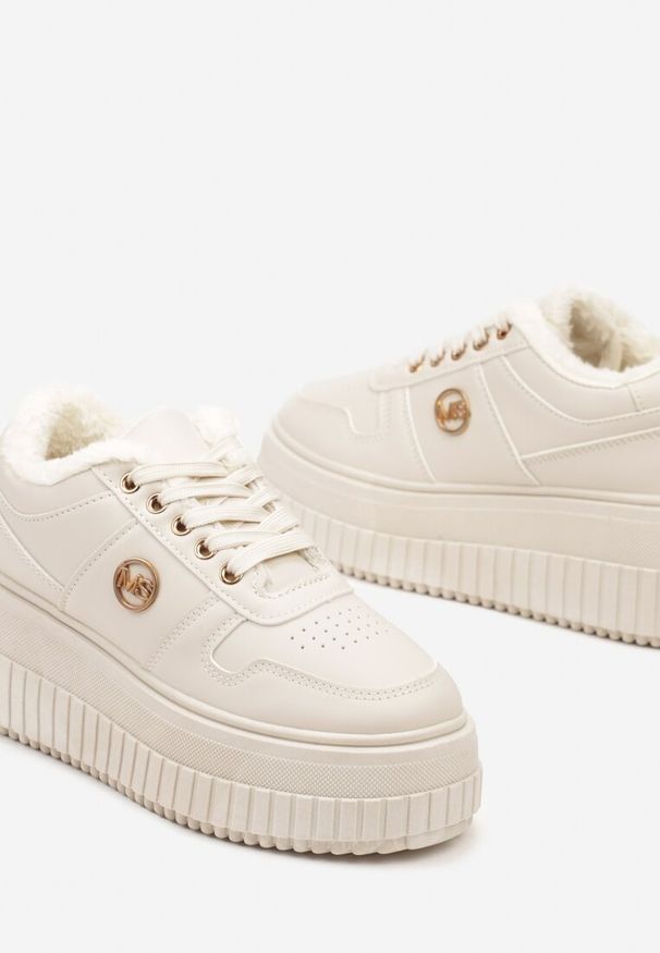 Renee - Beżowe Eleganckie Sneakersy na Grubej Żłobionej Podeszwie z Metalową Ozdobą Werizia. Okazja: na co dzień. Kolor: beżowy. Materiał: jeans, futro. Wzór: aplikacja