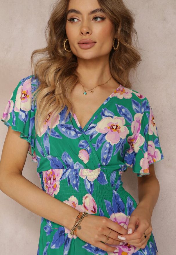 Renee - Zielona Rozkloszowana Sukienka Maxi z Gumkami w Talii i Falbankami Tayte. Typ kołnierza: kołnierz z falbankami. Kolor: zielony. Materiał: tkanina. Długość rękawa: krótki rękaw. Typ sukienki: kopertowe. Długość: maxi