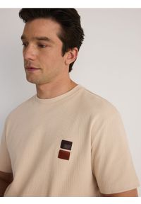 Reserved - T-shirt regular z aplikacją - beżowy. Kolor: beżowy. Materiał: bawełna, dzianina. Wzór: aplikacja