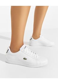 Lacoste - LACOSTE - Białe sneakersy z wyhaftowanym logo Carnaby Evo BL 1. Kolor: biały. Materiał: jeans. Wzór: napisy, aplikacja. Model: Lacoste Carnaby Evo #1