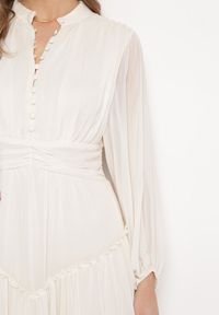 Born2be - Jasnobeżowa Długa Sukienka Koktajlowa w Stylu Retro z Plisami i Stójką Leowia. Typ kołnierza: kołnierzyk stójkowy. Kolor: beżowy. Styl: retro, wizytowy. Długość: maxi #6