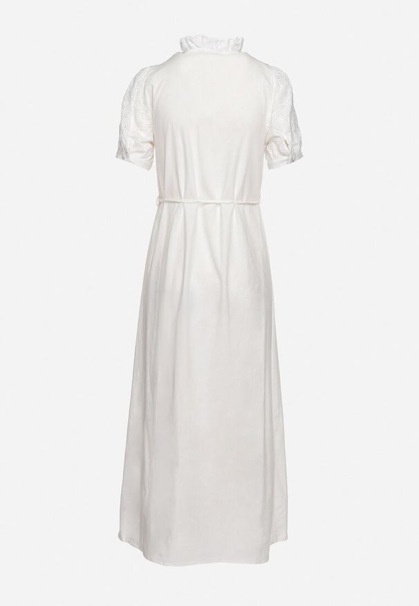 Born2be - Biała Sukienka Rozkloszowana z Bawełny Wiązana w Talii Ozdobiona Koronką Mleiana. Okazja: na randkę. Kolor: biały. Materiał: bawełna, koronka. Wzór: aplikacja, koronka. Styl: elegancki