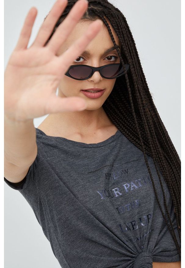 Roxy t-shirt damski kolor szary. Okazja: na co dzień. Kolor: szary. Długość rękawa: krótki rękaw. Długość: krótkie. Wzór: nadruk. Styl: casual