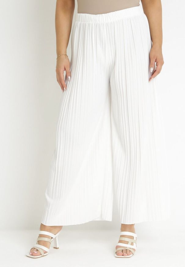Born2be - Białe Szerokie Spodnie z Plisowanej Tkaniny z Gumką w Pasie Cesele. Kolekcja: plus size. Kolor: biały. Materiał: tkanina. Styl: elegancki