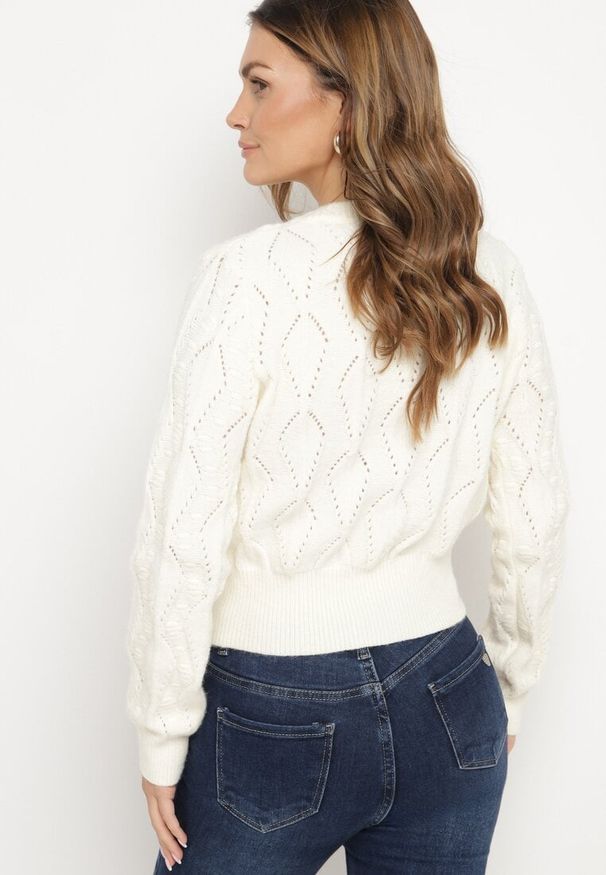 Born2be - Jasnobeżowy Sweter Ozdobiony Tłoczeniem i Kwiatkami Eretina. Okazja: na co dzień. Kolor: beżowy. Materiał: jeans. Wzór: aplikacja, kwiaty. Styl: casual