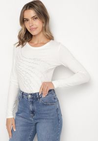 Born2be - Biała Bluzka z Bawełny Ozdobiona Cyrkoniowym Napisem Velutila. Okazja: na co dzień. Kolor: biały. Materiał: bawełna. Wzór: napisy, aplikacja. Styl: casual, elegancki #6