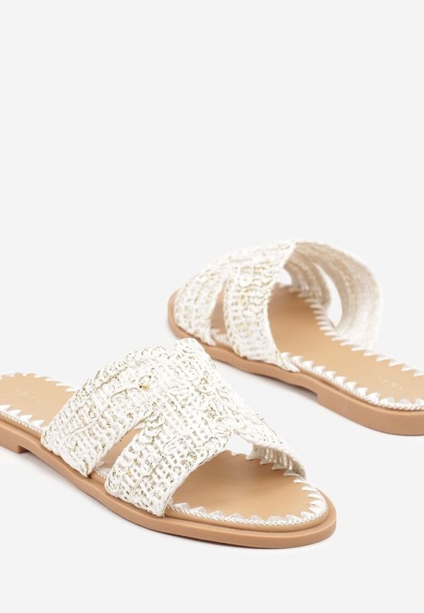 Renee - Białe Klapki Vices Ozdobione Plecionką Kovirina. Okazja: na co dzień. Kolor: biały. Materiał: jeans. Wzór: aplikacja. Sezon: lato. Styl: casual