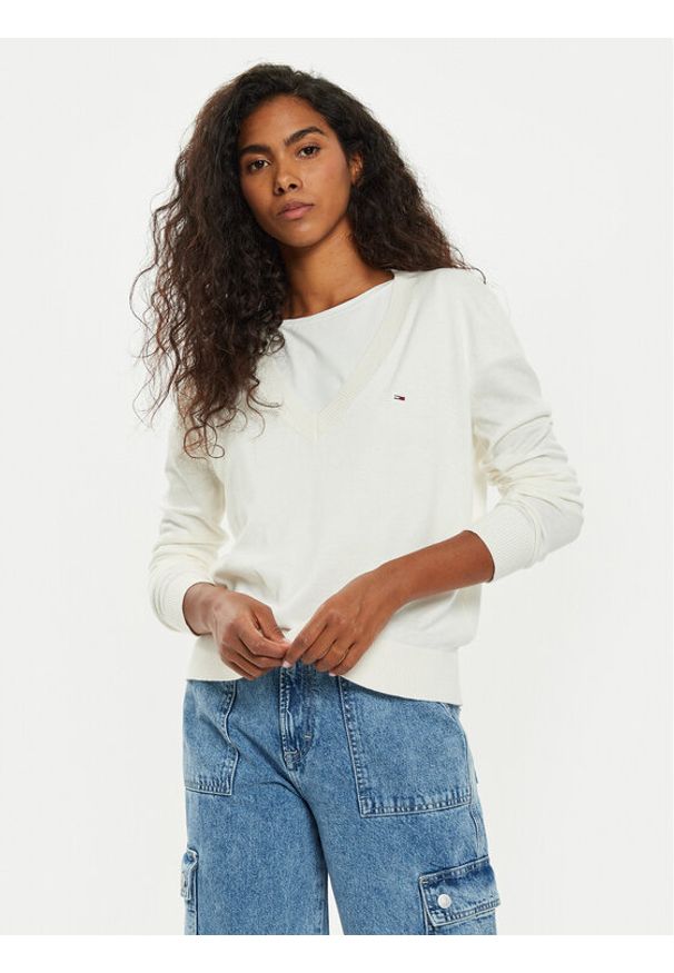 Tommy Jeans Sweter Tjw Essential DW0DW18670 Écru Regular Fit. Materiał: wiskoza, bawełna
