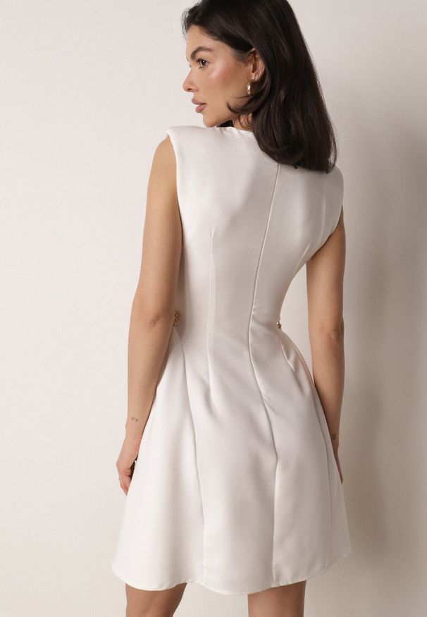 Born2be - Biała Elegancka Sukienka Bez Rękawów Zdobiona Przypinkami w Talii Rhaegina. Okazja: na co dzień. Kolor: biały. Długość rękawa: bez rękawów. Wzór: aplikacja. Typ sukienki: rozkloszowane, proste. Styl: elegancki