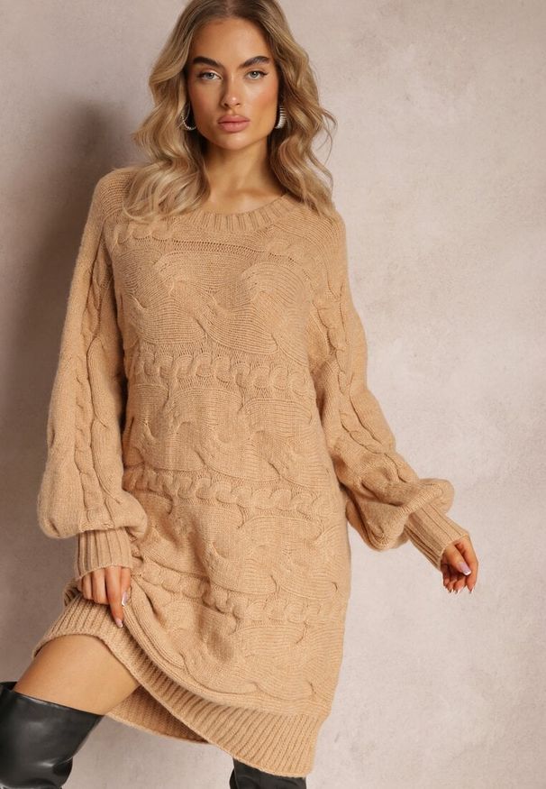 Renee - Beżowy Długi Sweter Oversize z Wypukłym Splotem All Over Somet. Kolor: beżowy. Długość: długie. Wzór: ze splotem. Styl: elegancki