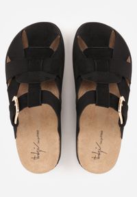 Born2be - Czarne Klapki Mule z Ozdobnymi Wycięciami i Regulowanym Paskiem z Klamerką Aene. Okazja: na co dzień. Kolor: czarny. Materiał: jeans, zamsz, len. Wzór: haft. Sezon: lato. Styl: boho, wakacyjny, casual #9