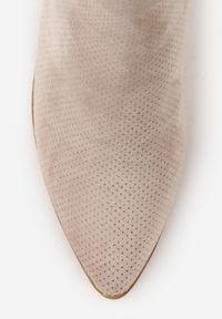 Renee - Jasnobeżowe Botki Vices na Słupku z Ażurową Cholewką Nitami i Wycięciem Borfedi. Okazja: na co dzień, na spacer. Kolor: beżowy. Materiał: jeans. Szerokość cholewki: normalna. Wzór: ażurowy. Obcas: na słupku. Styl: rockowy, casual #9