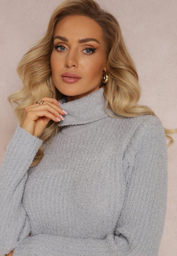 Renee - Szara Sweterkowa Sukienka Mini w Prążki z Wełną Klonxe. Typ kołnierza: golf. Kolor: szary. Materiał: wełna. Długość rękawa: długi rękaw. Wzór: prążki. Długość: mini