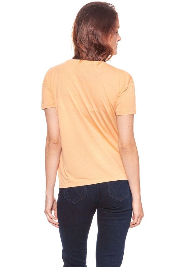 Wrangler - WRANGLER T SHIRT DAMSKI DRAPE TEE APRICOT NECTAR W7016DI65 112130884. Wzór: nadruk. Styl: vintage