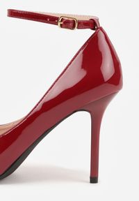 Renee - Bordowe Szpilki Vices Lakierowane z Paskiem z Klamerką i Skórzaną Wkładką Oville. Okazja: na spotkanie biznesowe, na ślub cywilny, na wesele. Nosek buta: szpiczasty. Zapięcie: pasek. Kolor: czerwony. Materiał: skóra, lakier. Obcas: na szpilce. Styl: biznesowy, elegancki, klasyczny, wizytowy #5