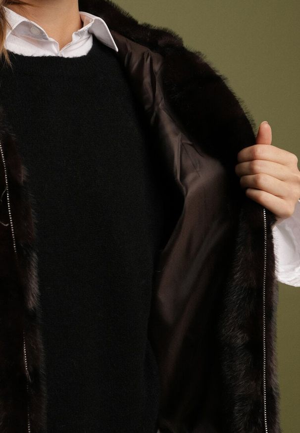 Born2be - Czarna Kurtka Futerko Oversize z Kapturem i Rękawami 3/4 Idanne. Okazja: na co dzień. Typ kołnierza: kaptur. Kolor: czarny. Materiał: futro. Styl: klasyczny, casual, elegancki