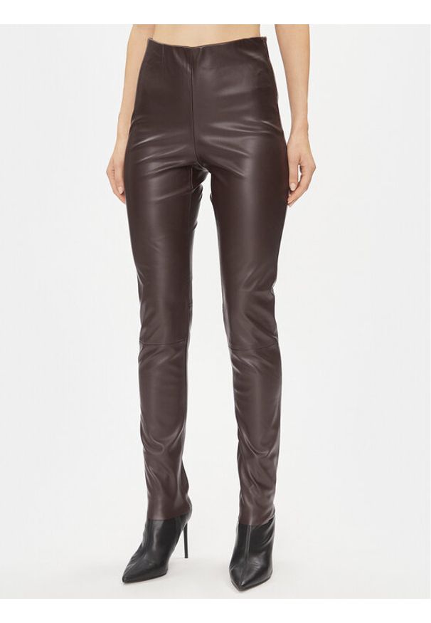 Bruuns Bazaar Spodnie z imitacji skóry Christa BBW3601 Brązowy Slim Fit. Kolor: brązowy. Materiał: skóra