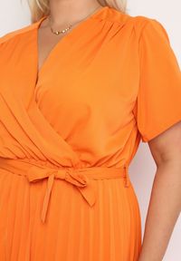 Born2be - Pomarańczowa Sukienka z Kopertowym Dekoltem Wiązanym Paskiem i Gumką w Pasie Vung. Kolor: pomarańczowy. Materiał: materiał. Typ sukienki: kopertowe. Długość: mini