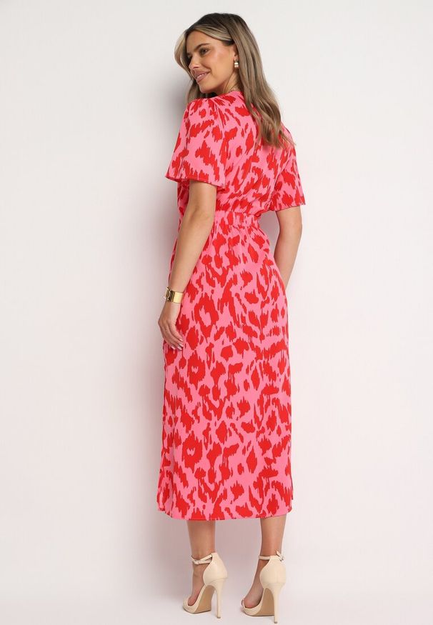 Born2be - Czerwono-Różowa Kopertowa Sukienka z Gumką w Pasie i Materiałowym Paskiem z Ozdobnymi Wycięciami Agea. Okazja: na co dzień, na randkę. Kolor: czerwony. Materiał: materiał. Długość rękawa: krótki rękaw. Typ sukienki: kopertowe. Styl: casual, elegancki