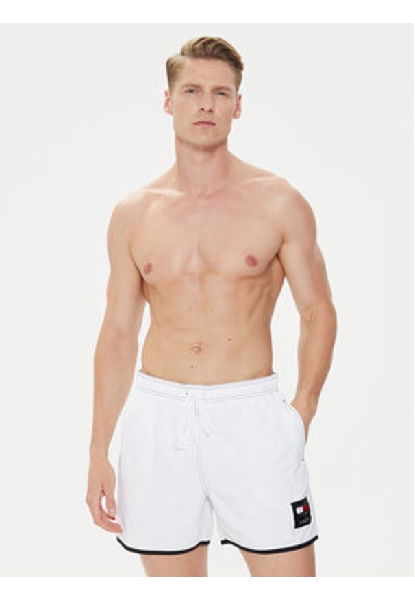 TOMMY HILFIGER - Tommy Hilfiger Szorty kąpielowe UM0UM03149 Biały Regular Fit. Kolor: biały. Materiał: syntetyk