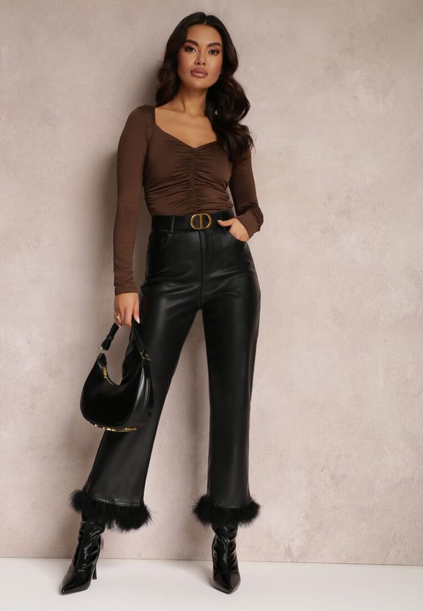 Renee - Brązowa Bluzka z Marszczeniem i Długim Rękawem Dephyllis. Okazja: na co dzień. Kolor: brązowy. Materiał: tkanina. Długość rękawa: długi rękaw. Długość: długie. Wzór: aplikacja, gładki, jednolity. Styl: casual, elegancki