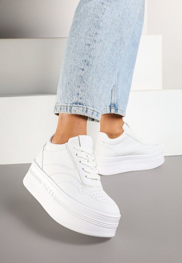 Born2be - Białe Sneakersy Vices na Grubej Podeszwie Ozdobione Metaliczną Wstawką Nelarwyn. Okazja: na co dzień. Zapięcie: sznurówki. Kolor: biały. Materiał: jeans. Wzór: aplikacja