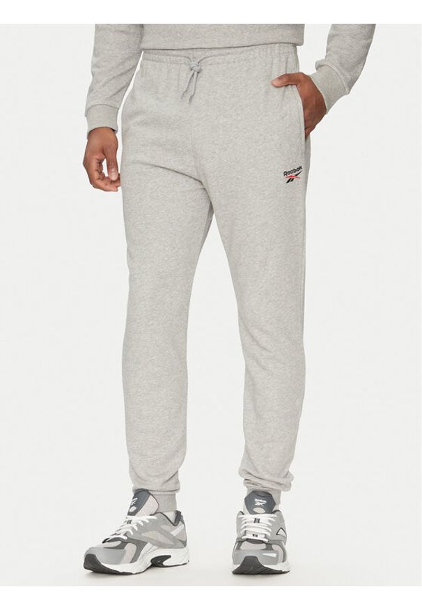 Reebok Spodnie dresowe 100221804 Szary Regular Fit. Kolor: szary. Materiał: syntetyk, bawełna