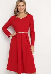 Born2be - Czerwona Rozkloszowana Sukienka Wieczorowa ze Szpiczastym Dekoltem Temithiel. Okazja: na co dzień. Kolor: czerwony. Materiał: jeans. Wzór: aplikacja. Typ sukienki: proste. Styl: wizytowy #7